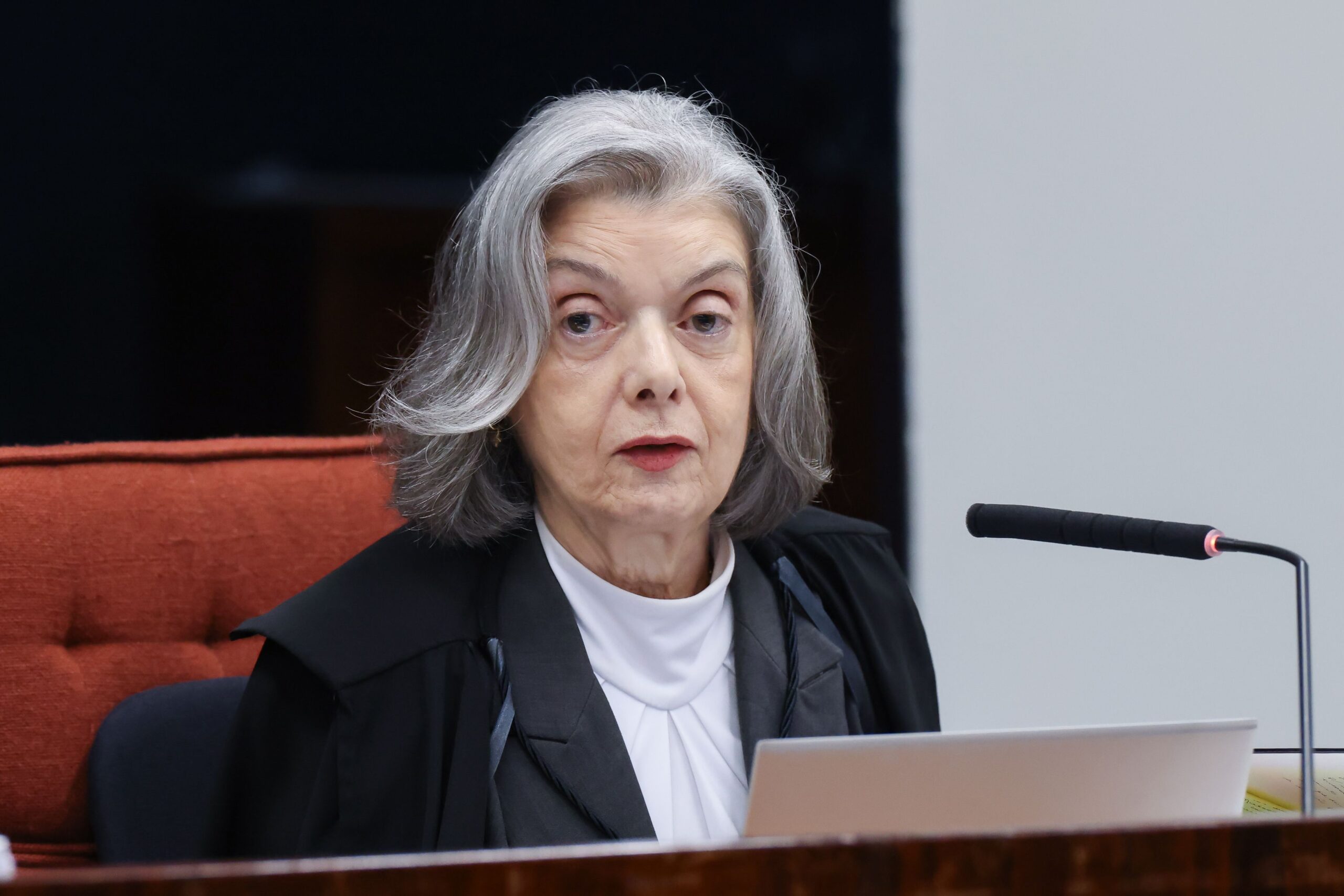 “Nunca soube de tirano anunciar ser contra a democracia”, diz Cármen Lúcia