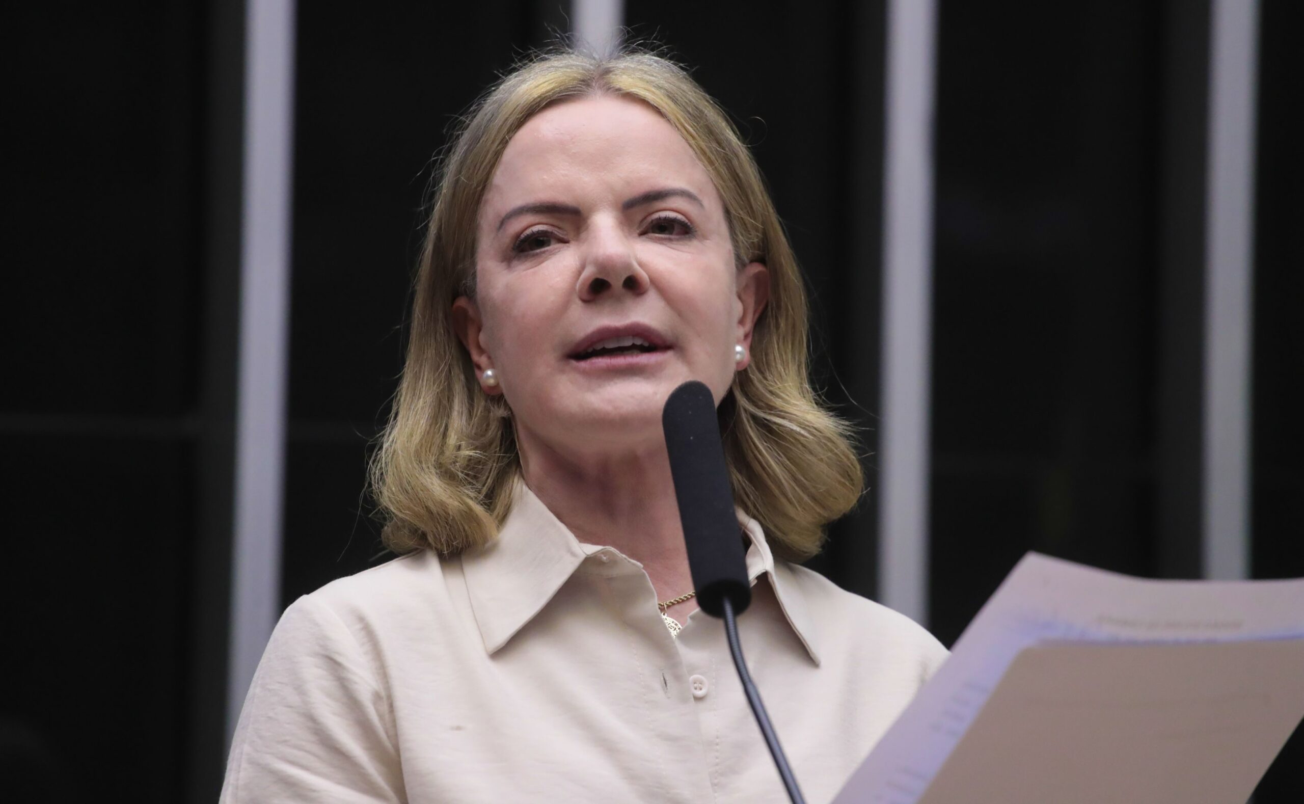 Gleisi agradece Hugo Motta por suspensão do deputado Gilvan da Federal