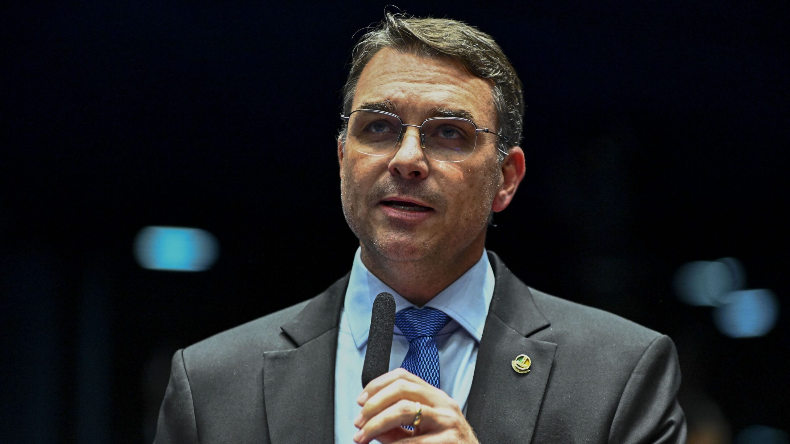 Flávio entrega a enviado de Trump dossiê que liga facções ao terrorismo
