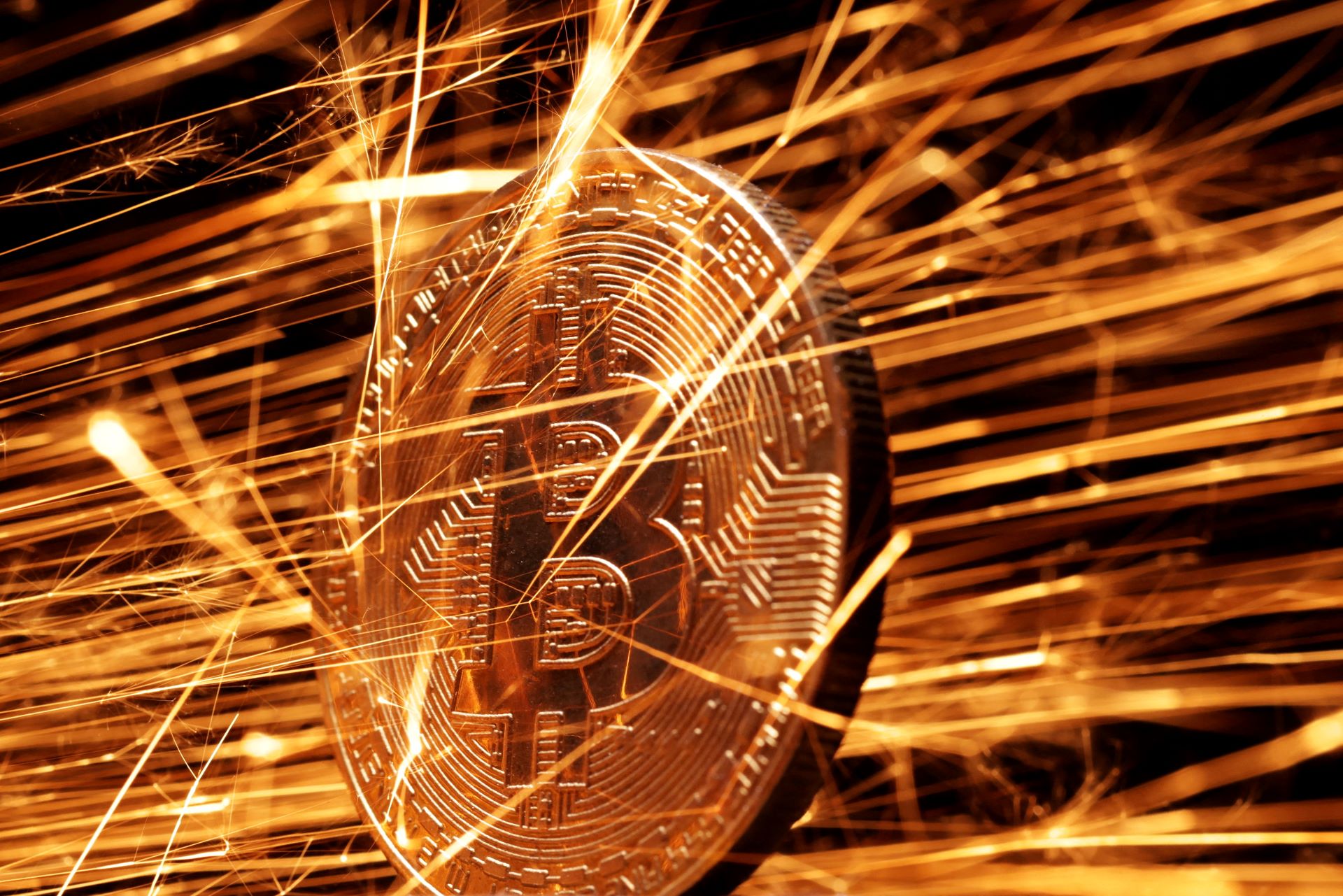 Bitcoin se aproxima de US$ 100 mil com atenção a acordo entre Reino Unido e EUA