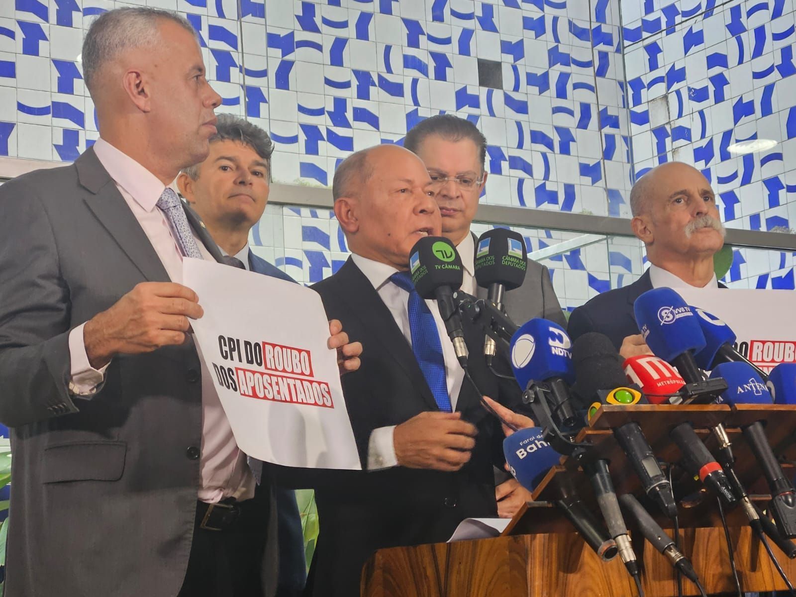 Oposição protocola pedido de CPI do INSS; saiba quem assinou