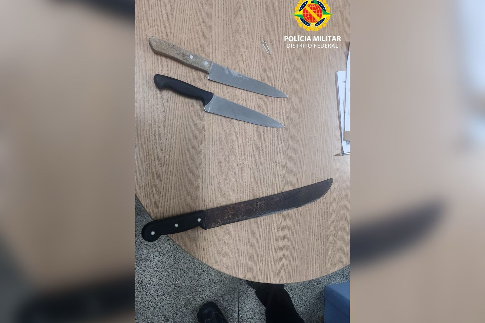 Em prisão domiciliar, homem é preso após ameaçar 3 pessoas com facas