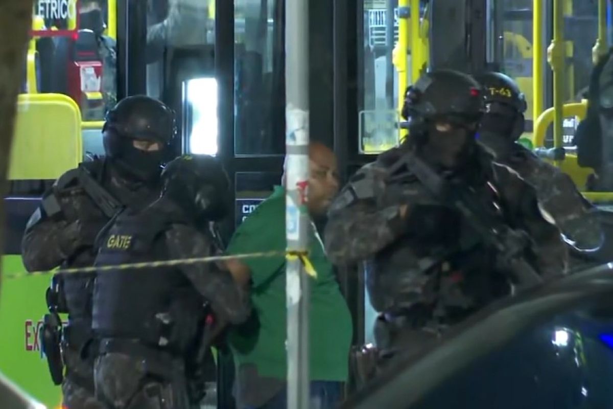 Motorista de ônibus é libertado por sequestrador na zona leste
