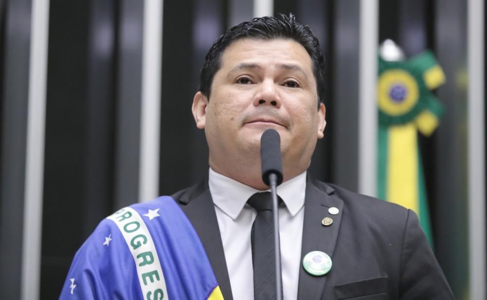 Hugo assina suspensão de mandato de Gilvan da Federal após ofensas a Gleisi