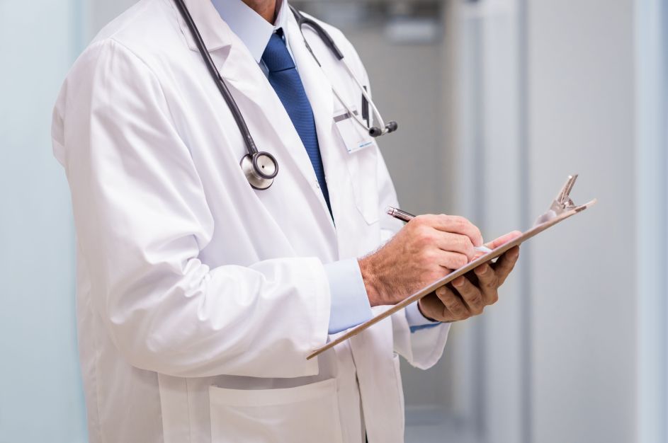 Número de médicos sem especialização cresce em 6 anos no Brasil