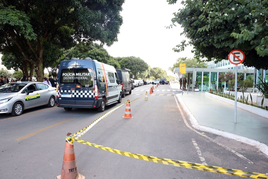 Polícia contém homem que ameaçava explodir bomba em frente a ministério