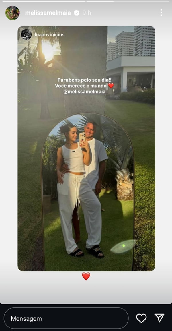 Assumidos! Mel Maia posa abraçada com lutador após rumores de affair