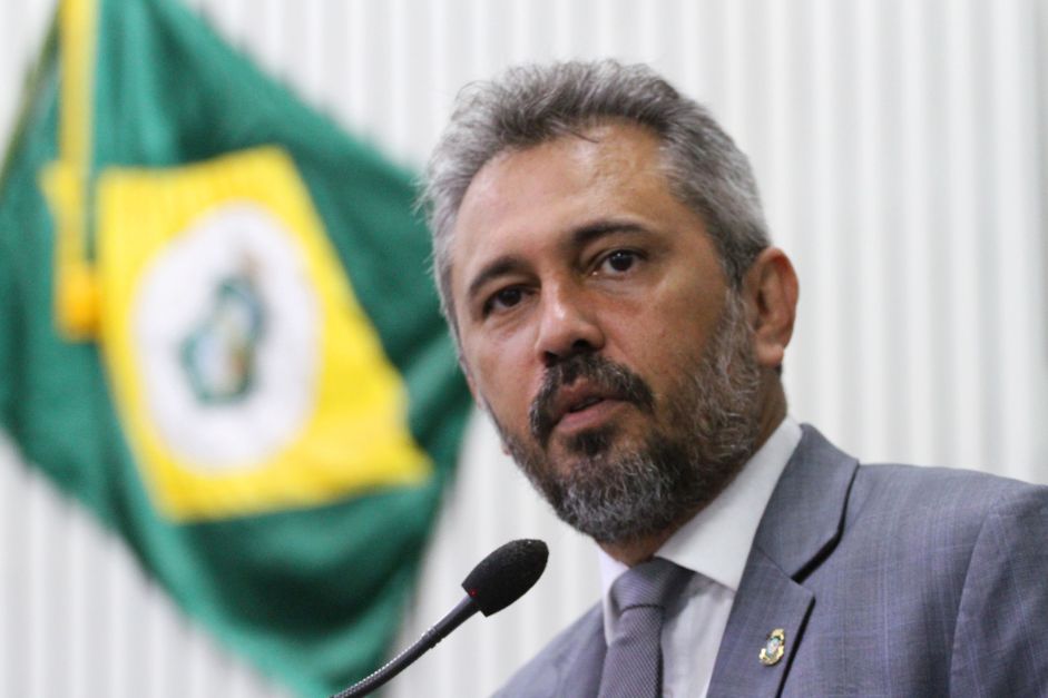 Elmano de Freitas lidera cenários para reeleição no CE, diz Paraná Pesquisa