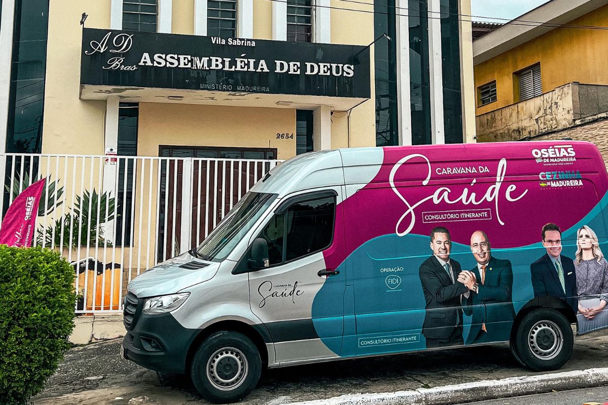Deputado manda R$ 1,5 mi a entidade que exibe sua foto em ação a fiéis