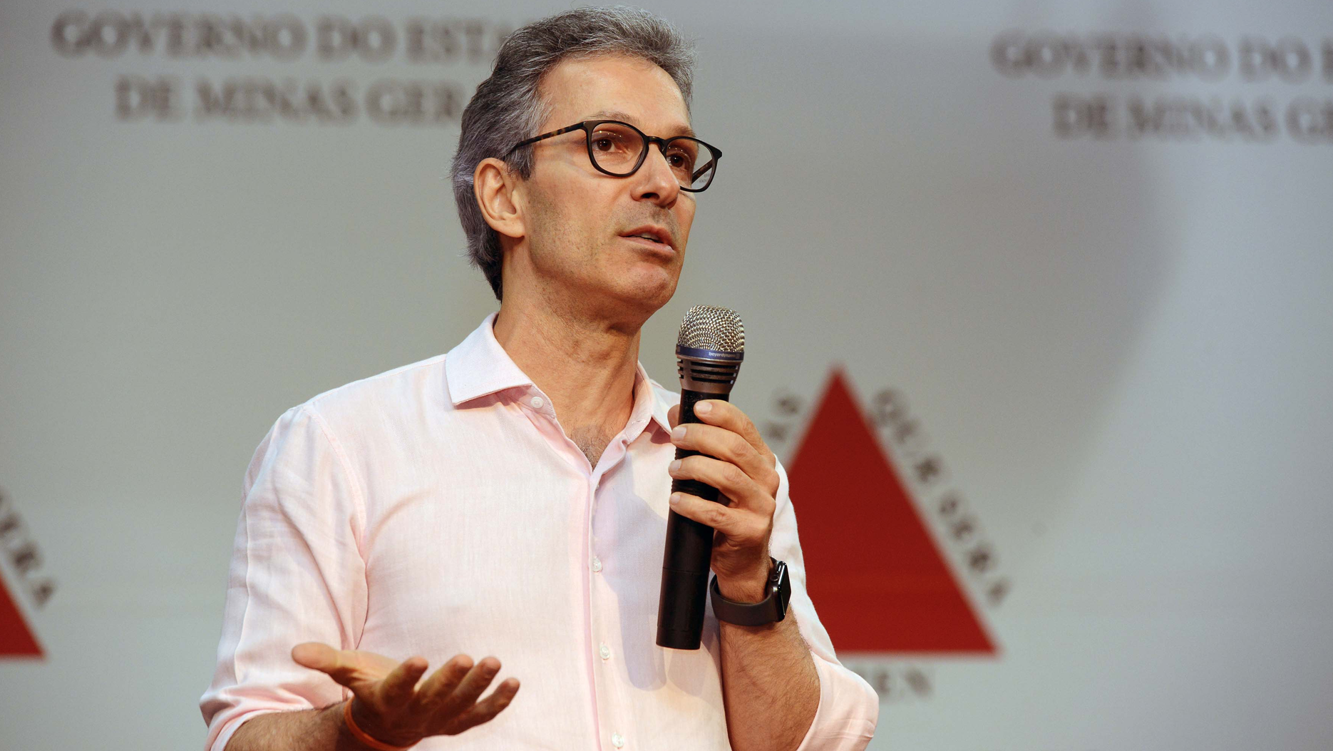 Justiça rejeita pedido do PT para Zema apagar post sobre fraudes no INSS