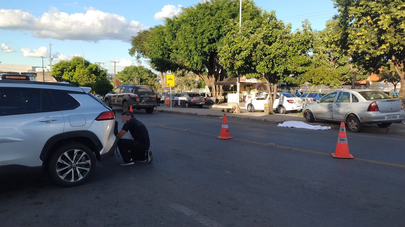 Homem de 60 anos morre prensado contra carro ao sair de padaria no DF