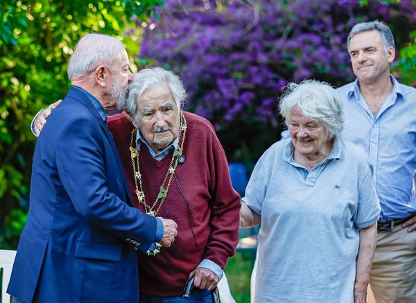 Mujica recebeu de Lula a mais alta honraria brasileira em 2024