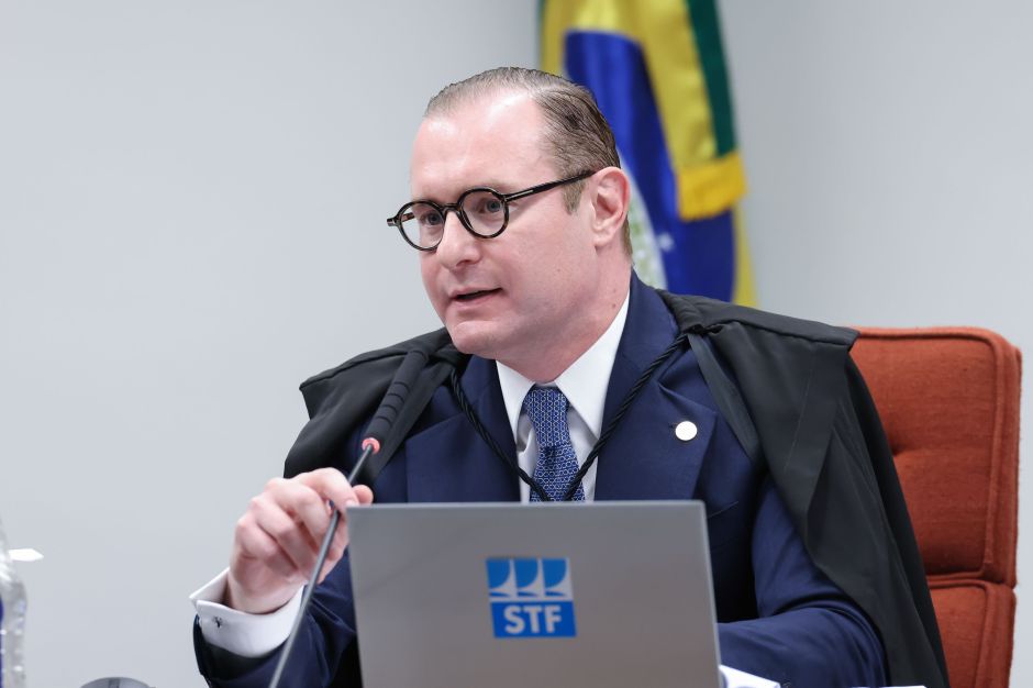 Barroso determina que Zanin analise suspensão de ação contra Ramagem