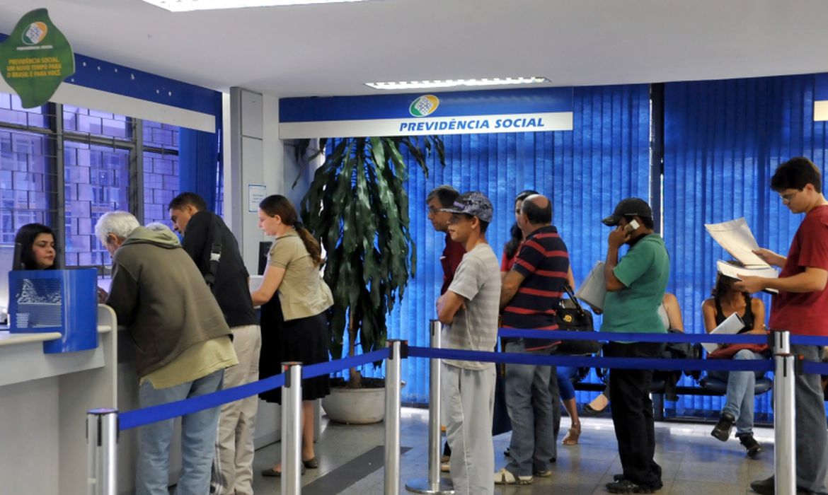 INSS pagará bônus de até R$ 17,1 mil a servidores para reduzir filas