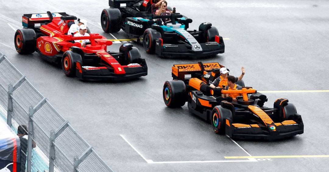Pilotos da Fórmula 1 usam carros de Lego f…