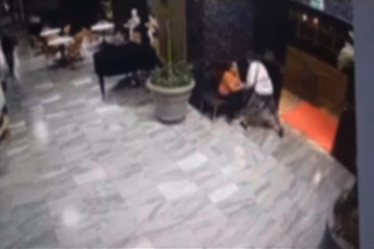 Vídeo: ladrão invade hotel e rouba celular da mão de mulher na Asa Sul