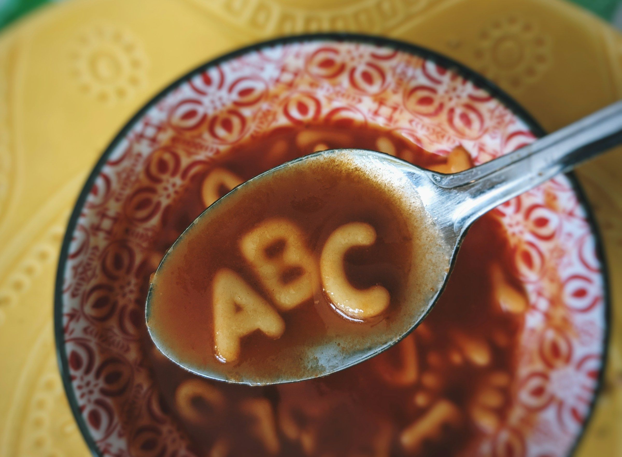Criança aprendendo inglês? Veja como criar ambiente bilíngue em casa