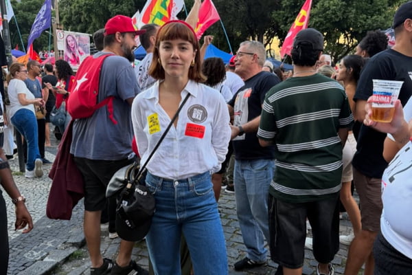 Alice Wegmann, a Sol de Vale Tudo, vai a protesto contra a escala 6×1