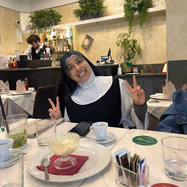Veja imagens de freira brasileira demitida por ser “bonita demais”