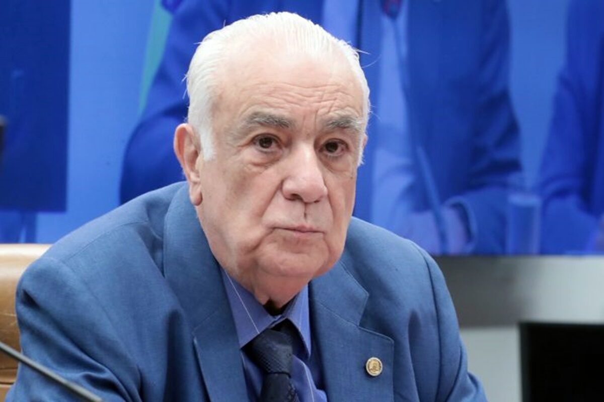Deputado do PL contrário à urgência da anistia sobe em palco de Lula