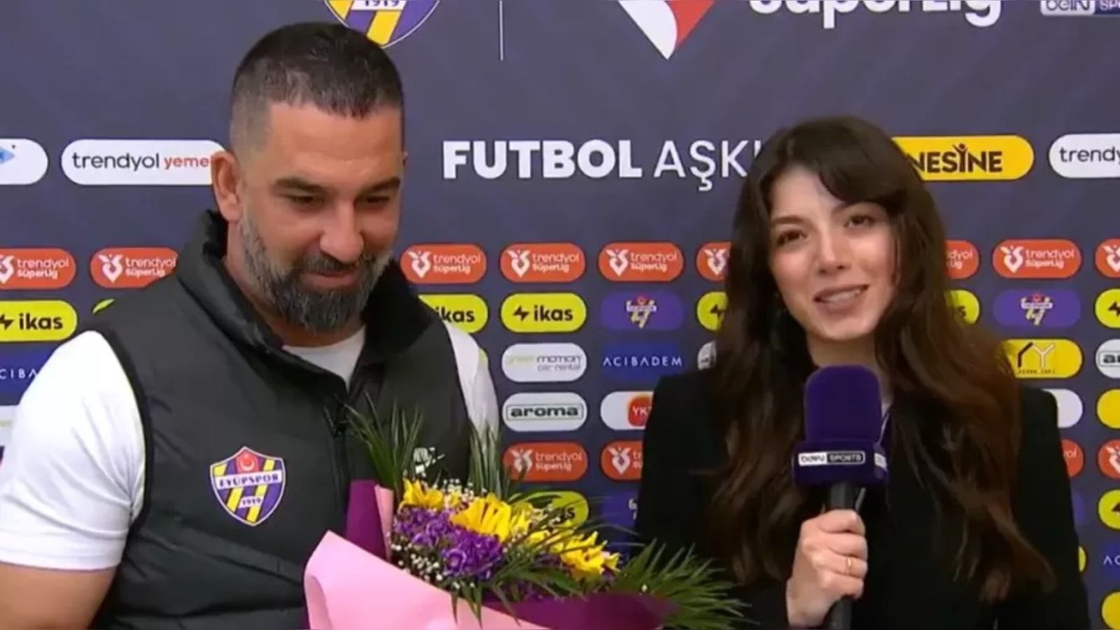 Vídeo: ex-Barcelona entrega buquê para jornalista. Entenda motivo