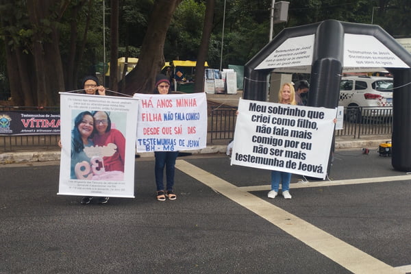Ex-testemunha de Jeová diz que religião a orientou a abandonar a filha