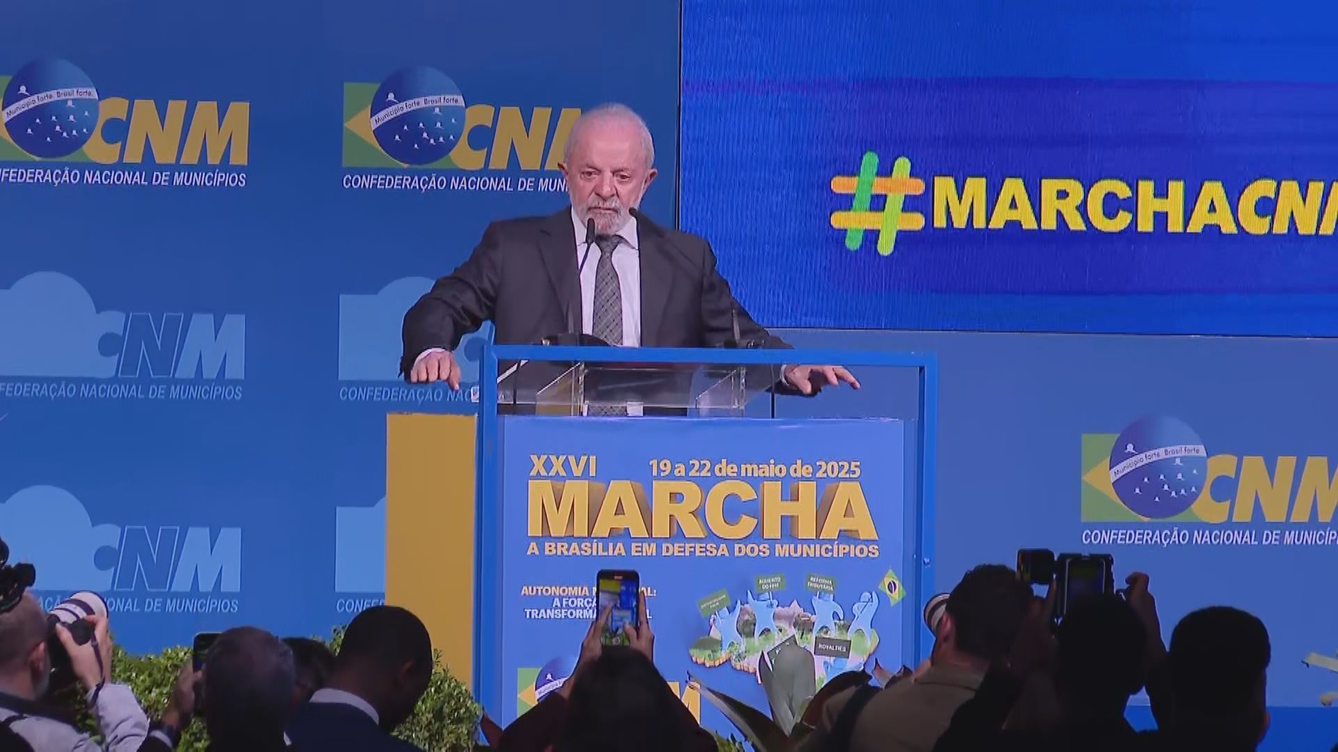 Lula é recebido com vaias e aplausos em evento com prefeitos