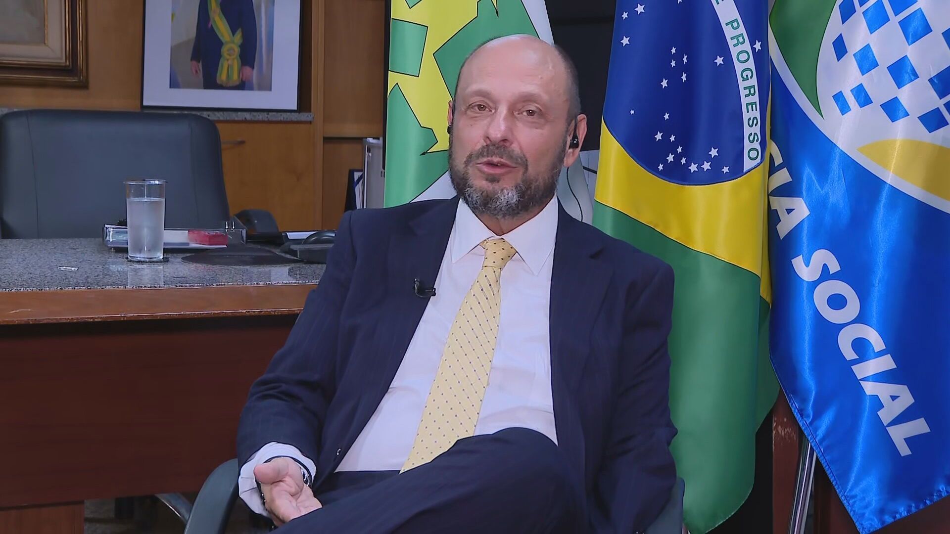 Novo presidente do INSS: Como alguém anda em um Porsche da fome de alguém?