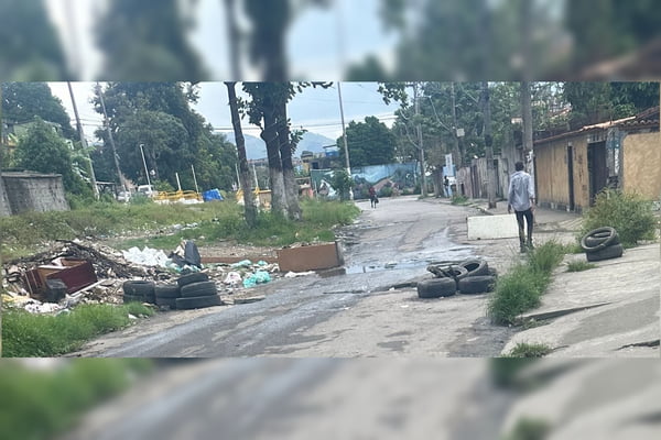 “Se tirar, leva bala”: CV constrói barricadas e isola moradores do RJ