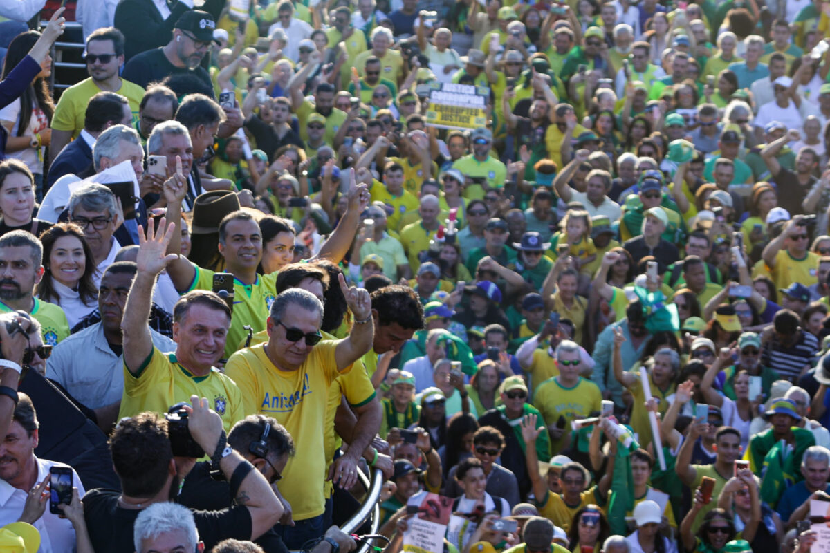 Nas ruas, Bolsonaro tenta impedir articulação por anistia alternativa