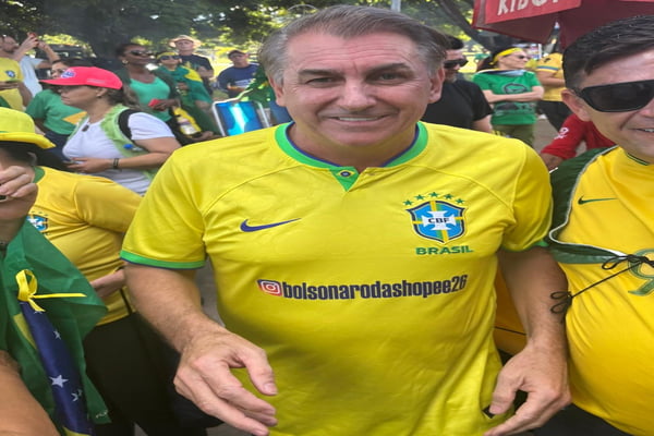 Fotos: ato pró-anistia teve Bolsonaro da Shopee e Moraes de fralda