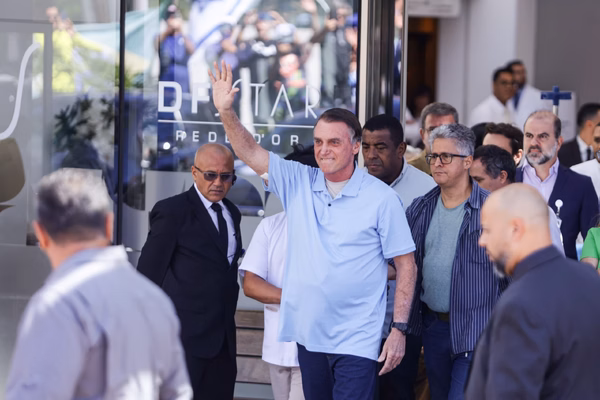 Vídeo: veja momento em que Bolsonaro sai andando após receber alta
