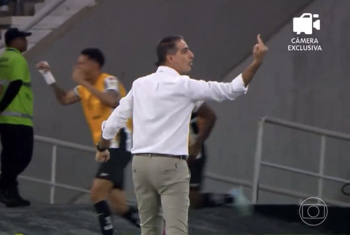 Treinador do Botafogo mostra dedo do meio para colega de time. Assista