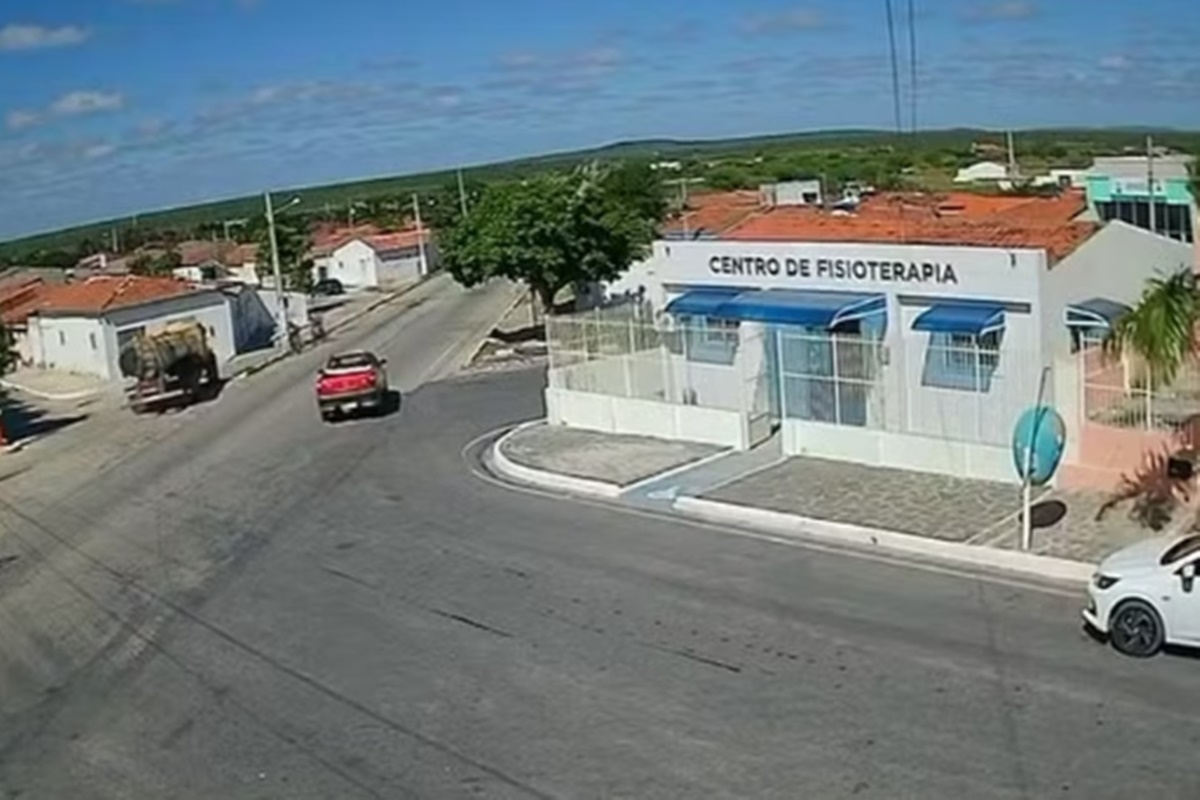 Criança de 9 anos morre ao cair de bike e ser atropelada por caminhão