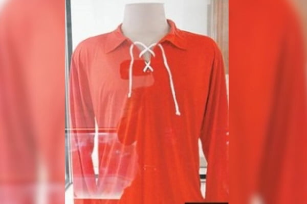 Vermelho na Seleção: maior colecionador de camisas fala sobre polêmica