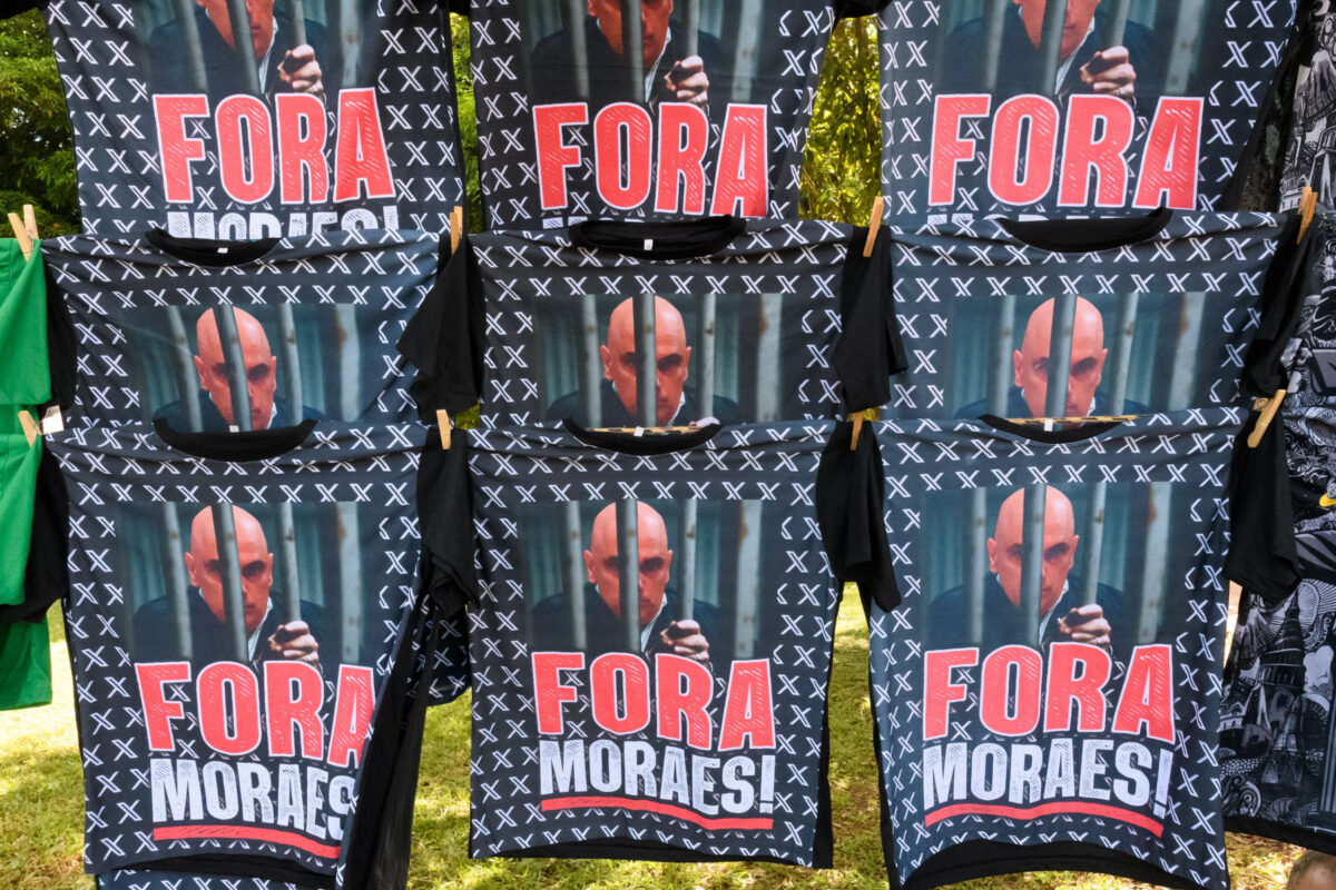 Camiseta com montagem de Moraes na cadeia é vendida a R$ 50 em ato