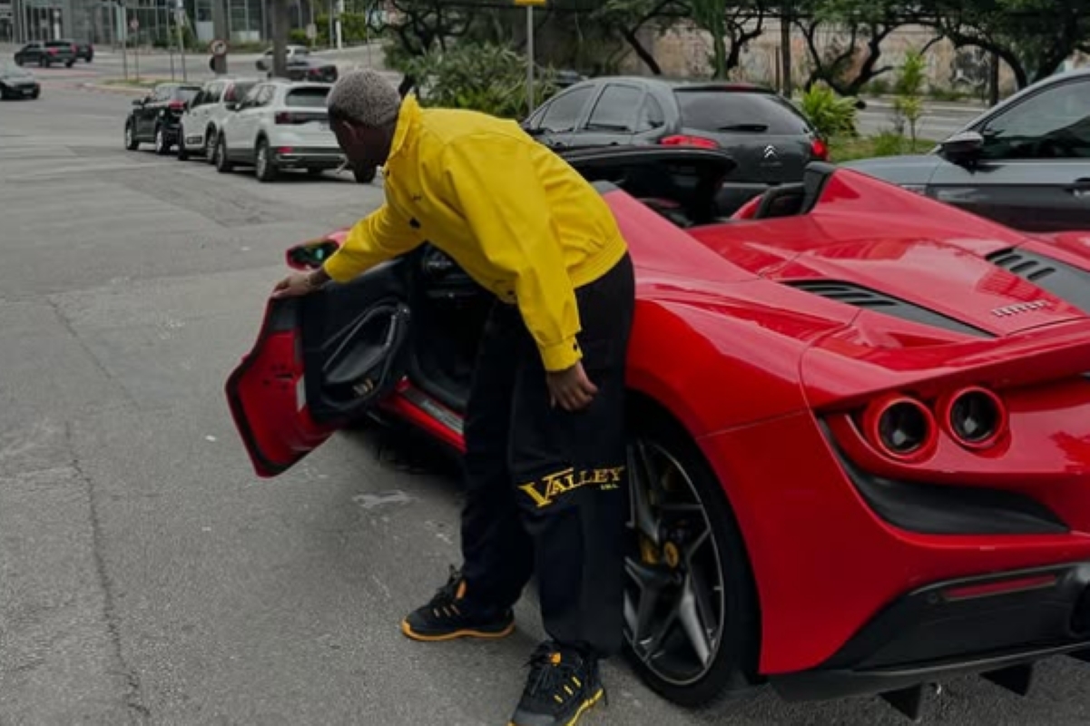 Veja quanto vale modelo da Ferrari de funkeiro parado pela PM em SP