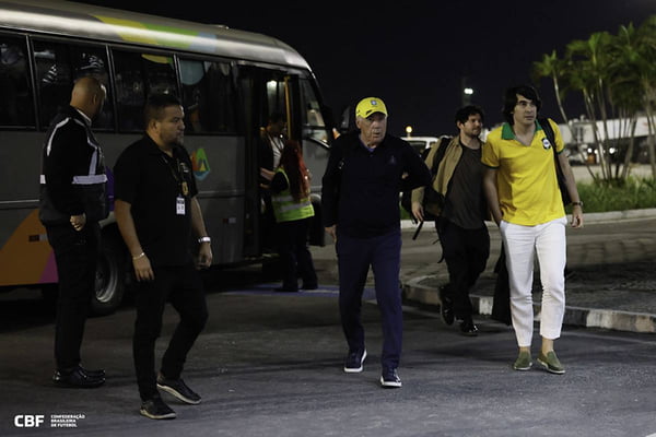 Vídeo: Ancelotti cumprimenta torcedores na chegada ao hotel, no Rio
