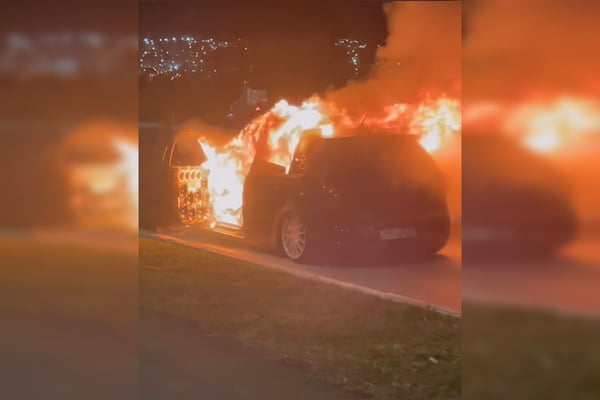 Motorista queima os dedos de uma das mãos após carro pegar fogo no DF