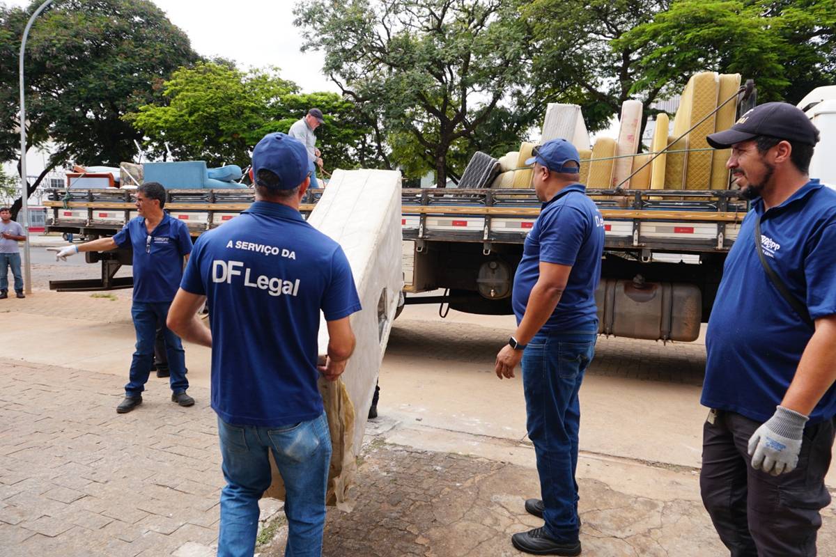 Vídeo: DF Legal apreende camas e sofás em pousadas ilegais na Asa Sul