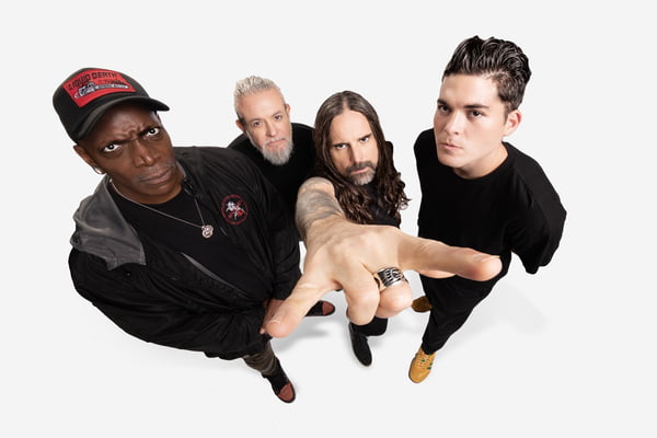 Sepultura se despede dos palcos e celebra legado no Porão do Rock