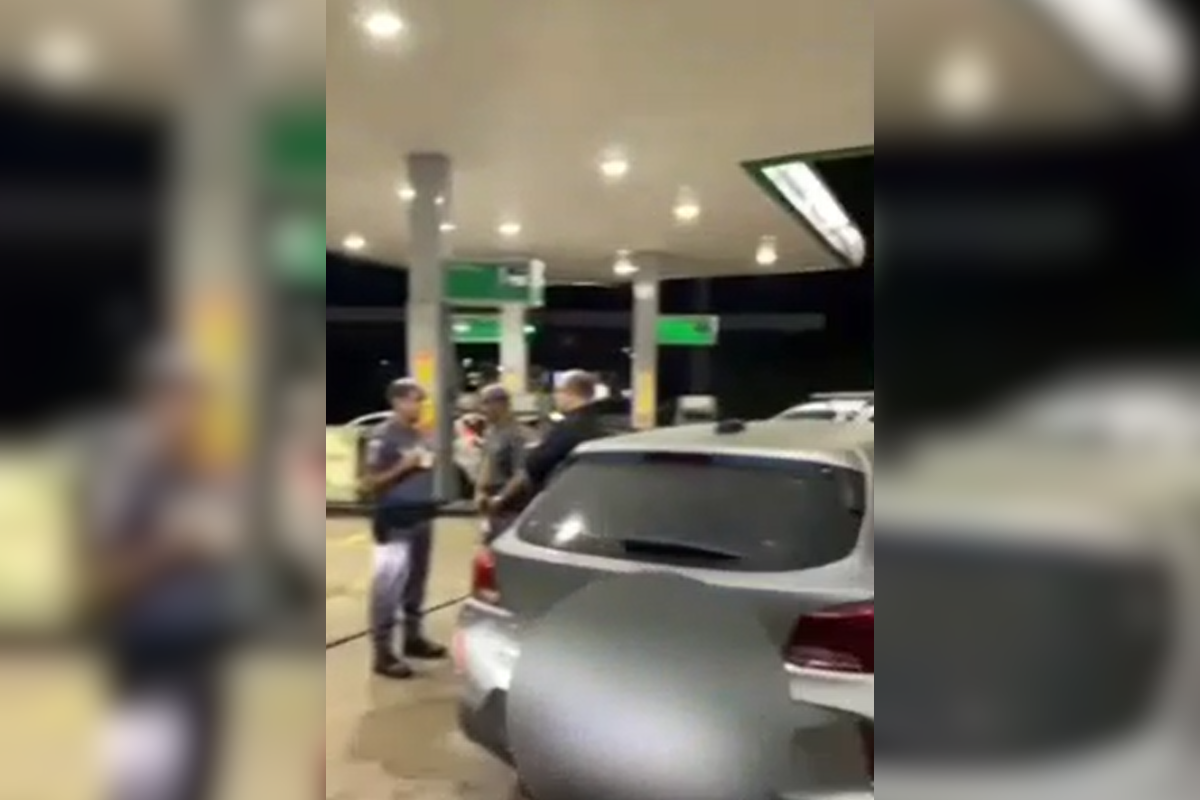 Padre bêbado quebra garrafas e xinga frentistas em posto de gasolina