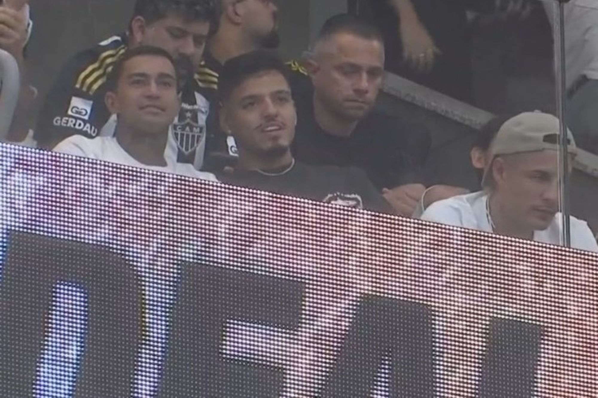 Anunciado pelo Atlético-MG, Dudu é visto na Arena MRV