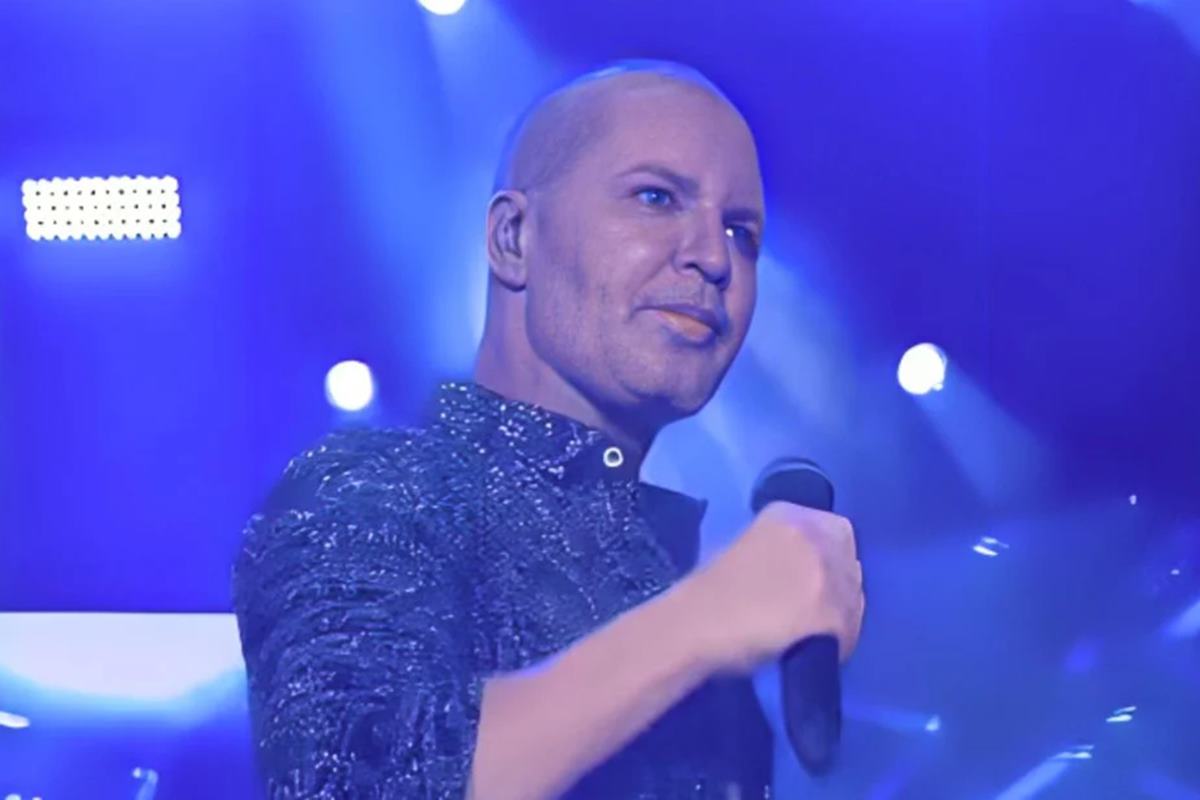 Eduardo Costa explica por que apareceu careca em show