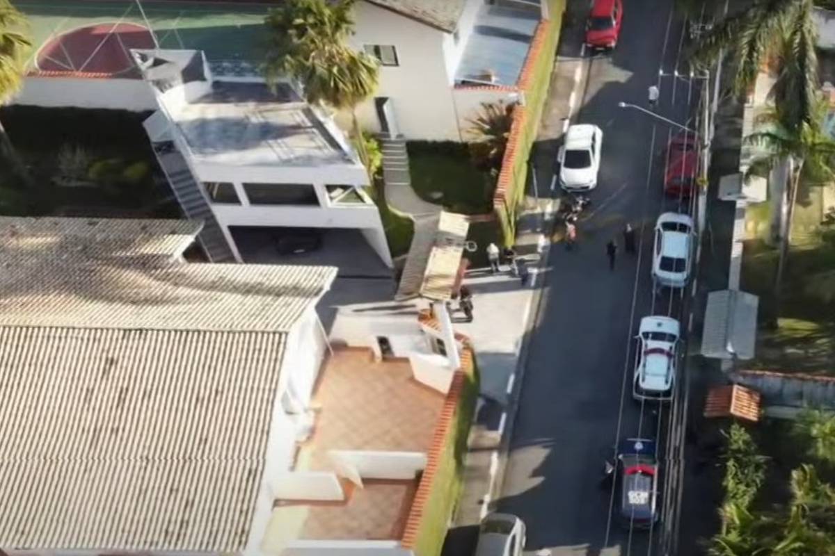 Assaltantes invadem casa de ex-prefeito, mantém reféns e fogem em SP