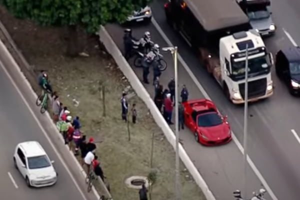 “GTA SP”: MC com mais de 5M de seguidores é abordado dirigindo Ferrari