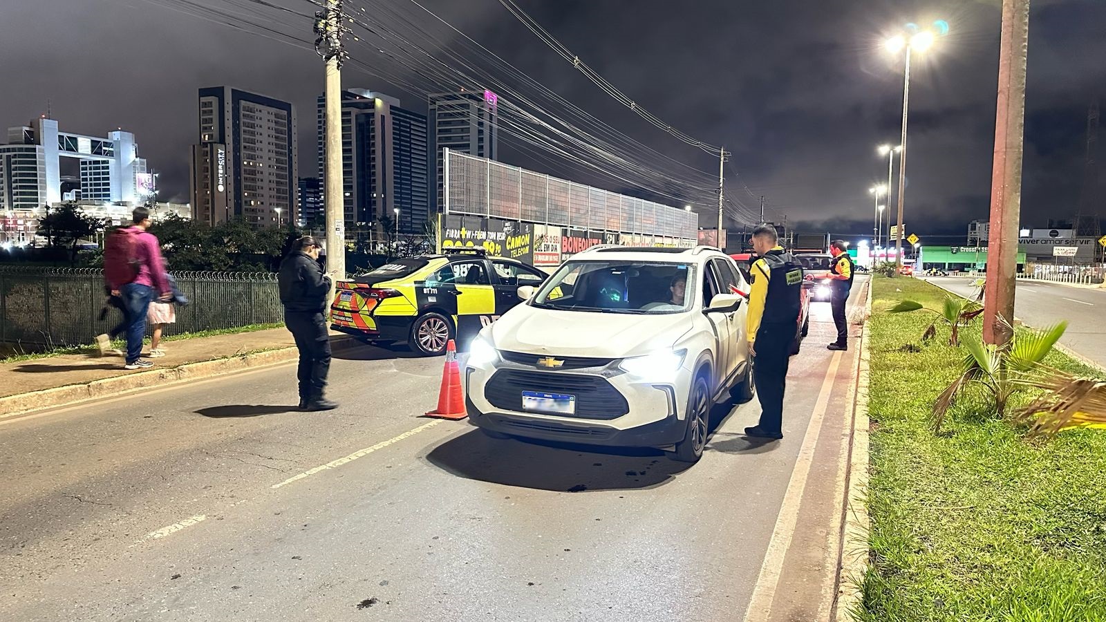 Bêbados e sem CNH: Detran autua 33 motoristas em apenas 2 horas no DF