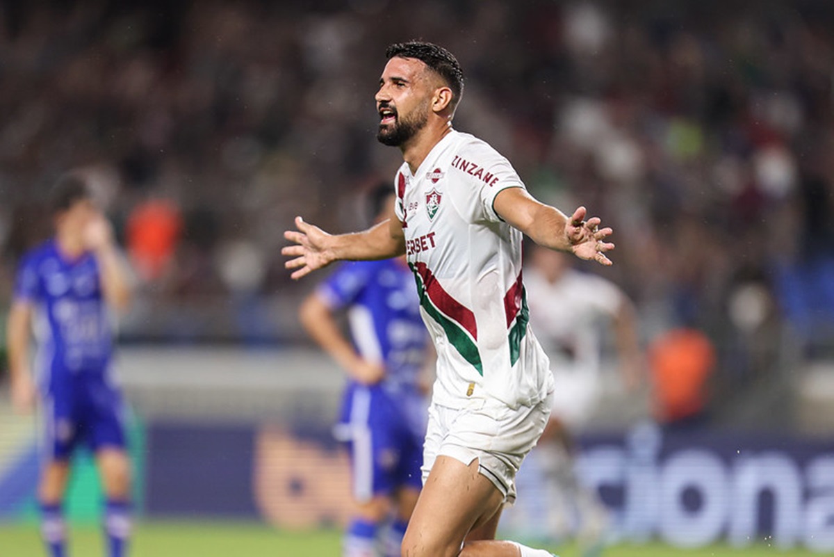 Vídeo: atacante do Fluminense perde pênalti e rebote na Sul-Americana