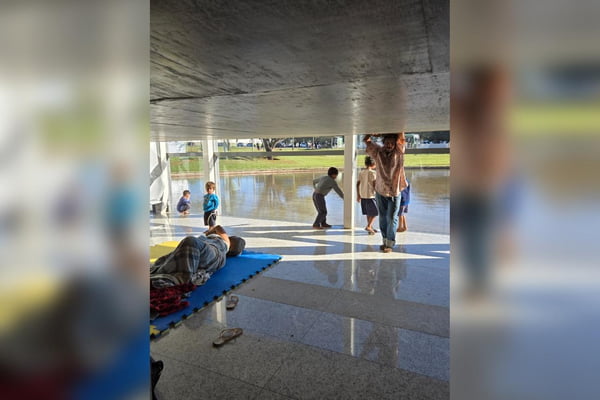 Famílias desalojadas em ação do GDF fazem acampamento na CLDF