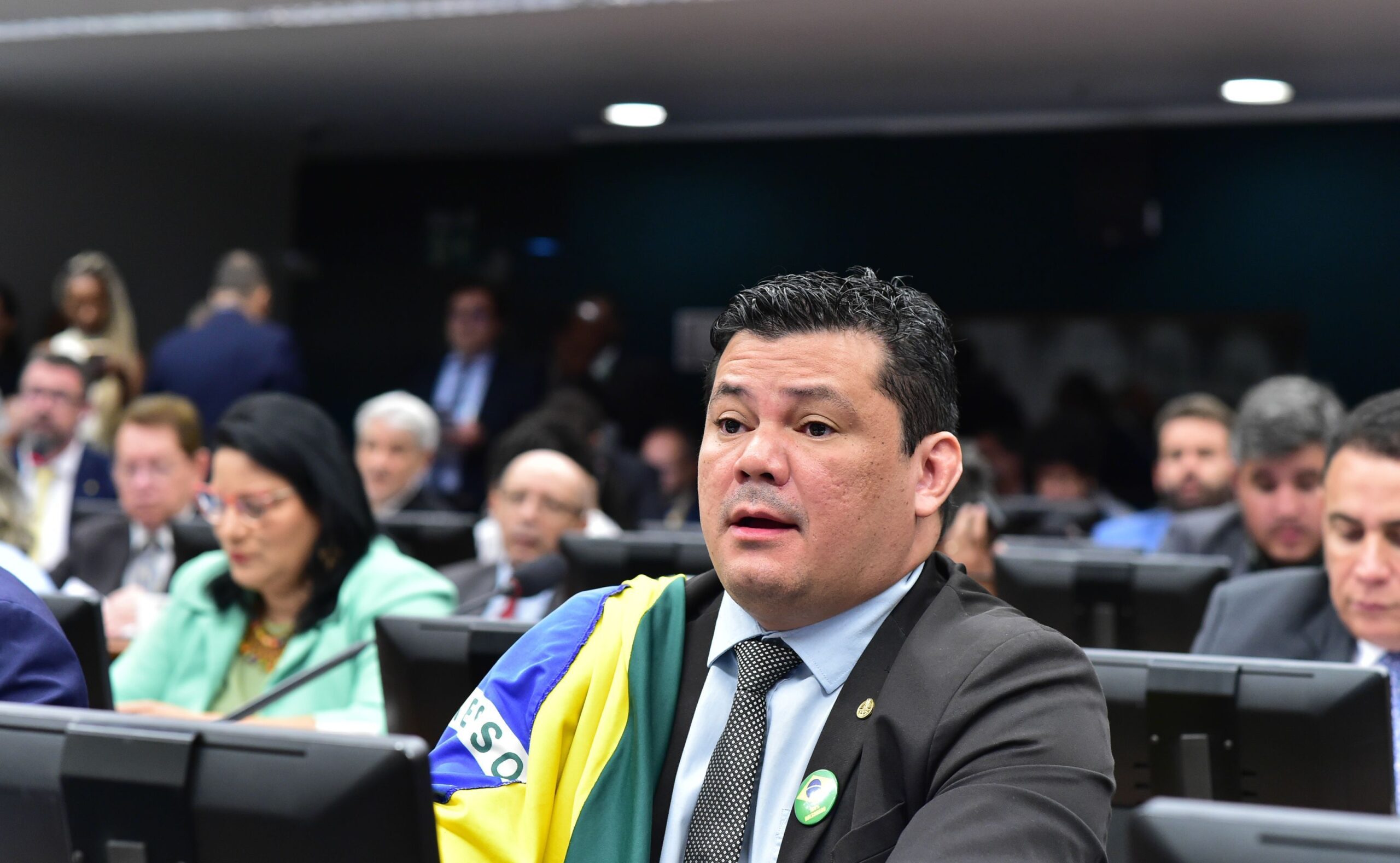 Conselho de Ética aprova suspensão de Gilvan da Federal por três meses